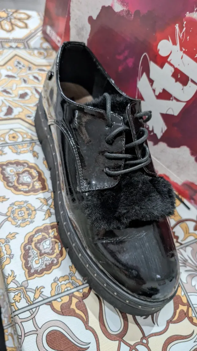 Zapatos negros charol con pelo