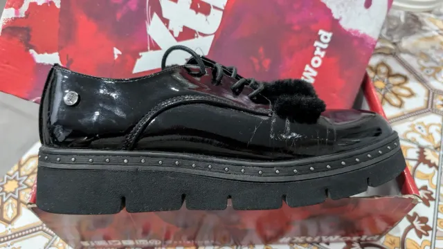 Zapatos negros charol con pelo