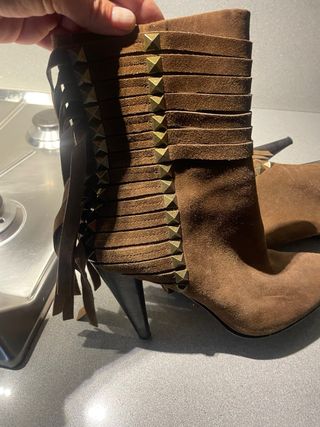 Botines ante flecos tachuelas marrones