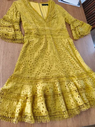 Precioso vestido bordado amarillo mostaza