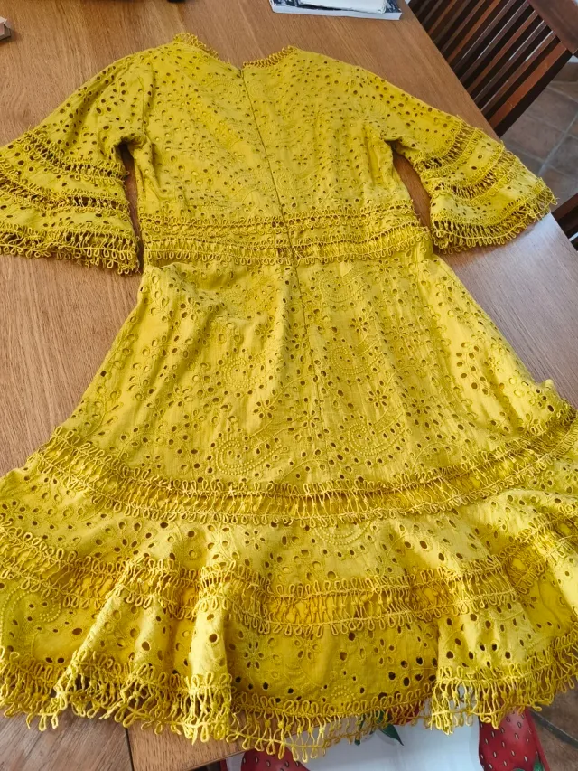 Precioso vestido bordado amarillo mostaza