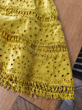 Precioso vestido bordado amarillo mostaza