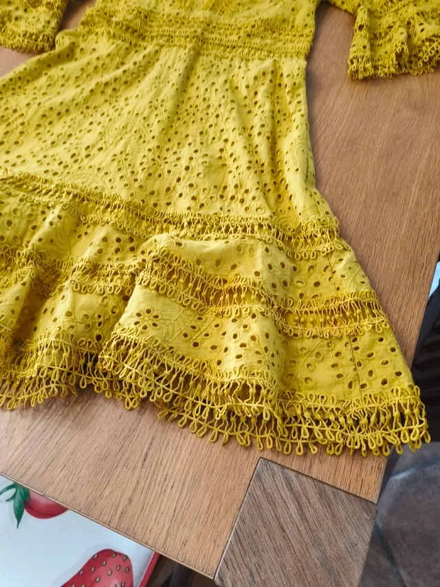 Precioso vestido bordado amarillo mostaza