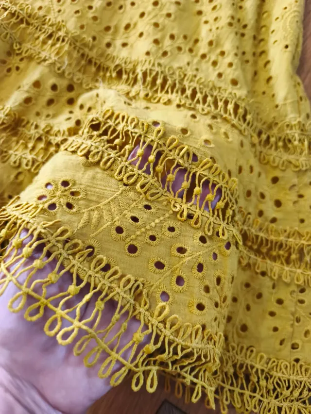 Precioso vestido bordado amarillo mostaza