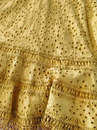 Precioso vestido bordado amarillo mostaza