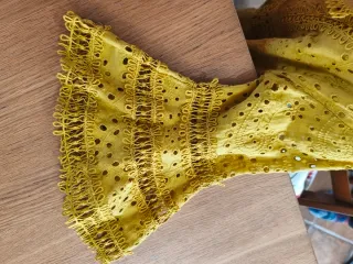 Precioso vestido bordado amarillo mostaza