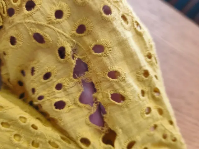 Precioso vestido bordado amarillo mostaza