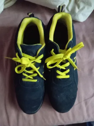 Zapatillas de seguridad negras y amarillas
