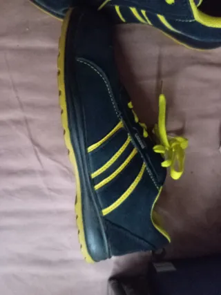 Zapatillas de seguridad negras y amarillas