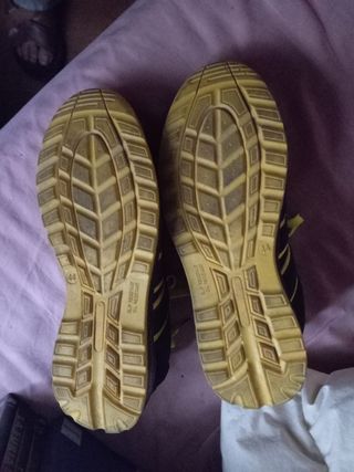 Zapatillas de seguridad negras y amarillas