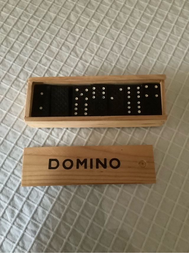 Dominó de plástico en caja de madera