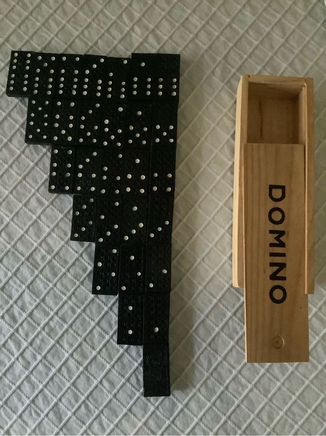 Dominó de plástico en caja de madera
