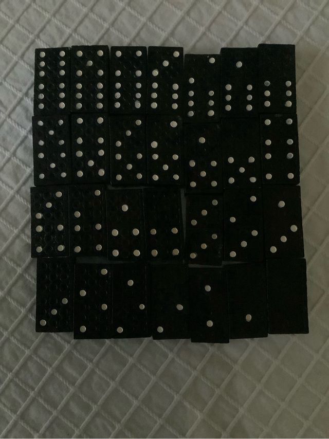 Dominó de plástico en caja de madera