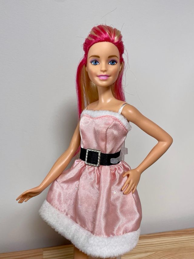 Barbie con vestido navideño Happy Holidays