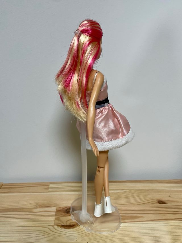 Barbie con vestido navideño Happy Holidays