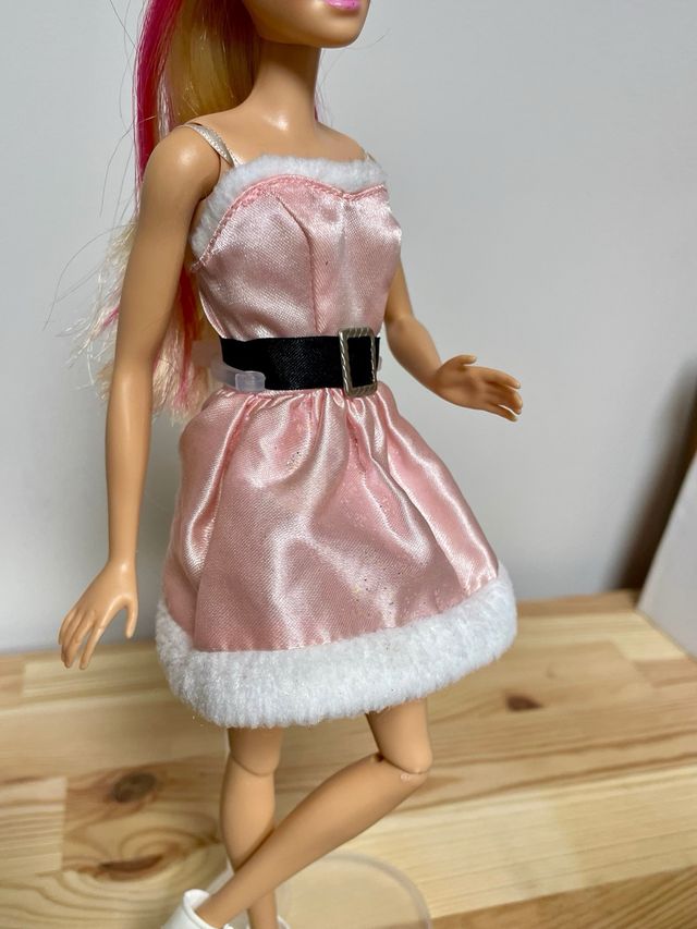 Barbie con vestido navideño Happy Holidays