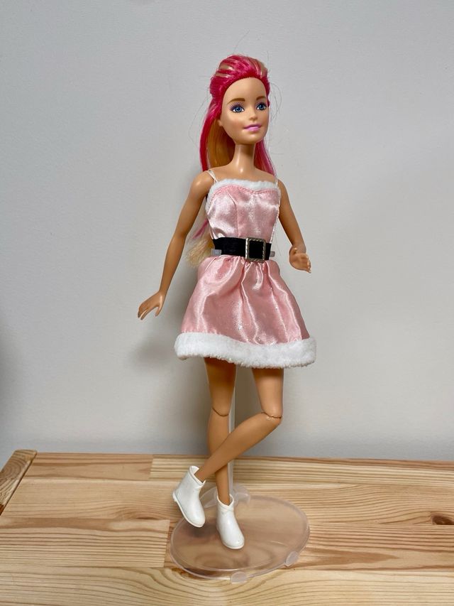 Barbie con vestido navideño Happy Holidays