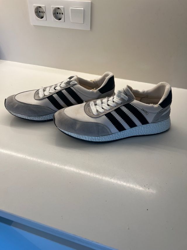 Zapatillas Adidas grises y blancas