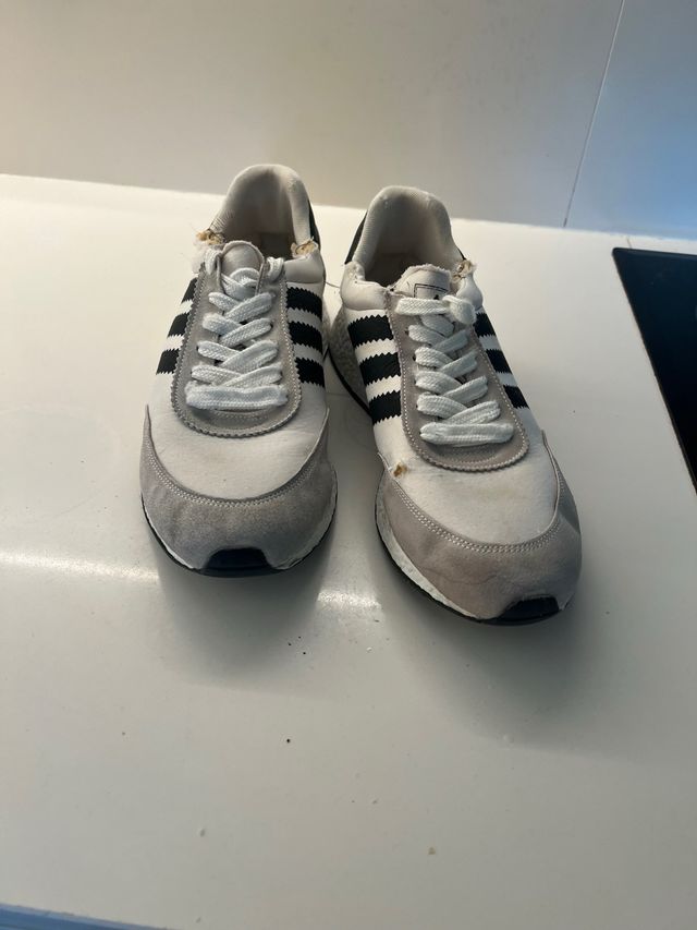 Zapatillas Adidas grises y blancas