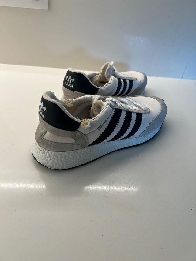 Zapatillas Adidas grises y blancas