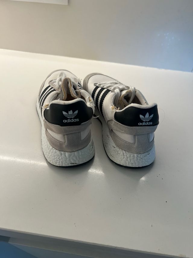 Zapatillas Adidas grises y blancas