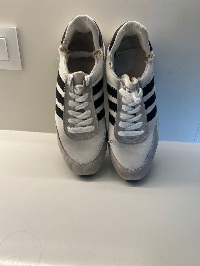 Zapatillas Adidas grises y blancas