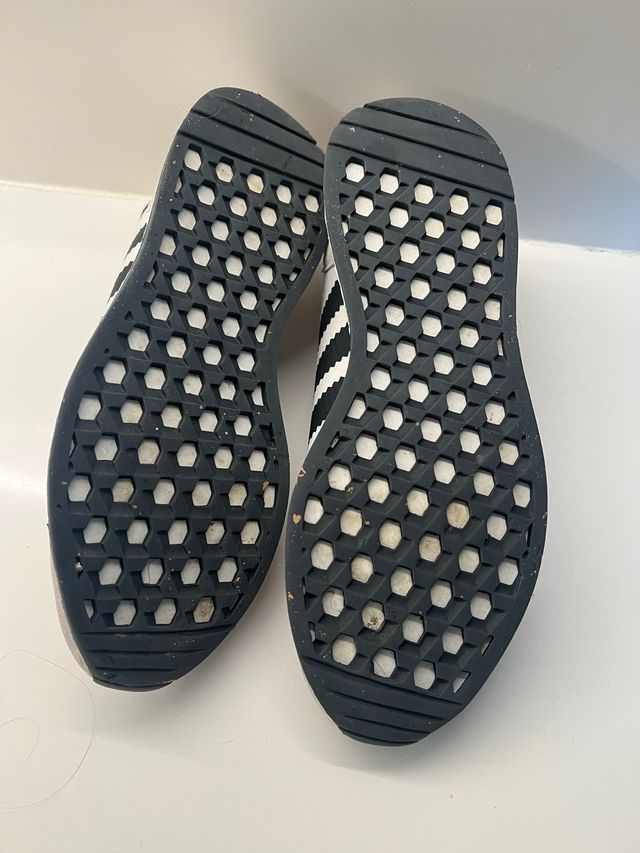 Zapatillas Adidas grises y blancas