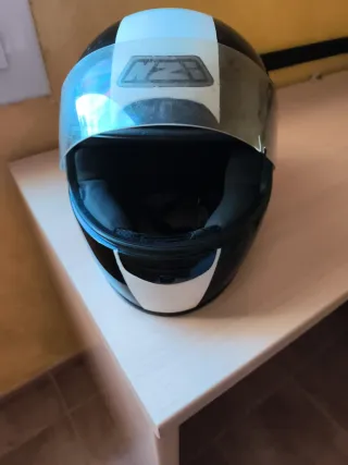 Casco de moto NZI negro y blanco