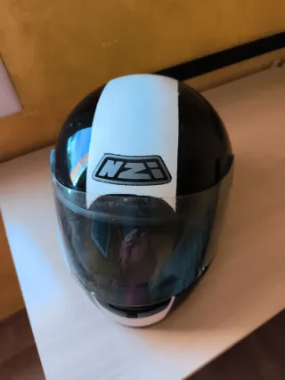 Casco de moto NZI negro y blanco