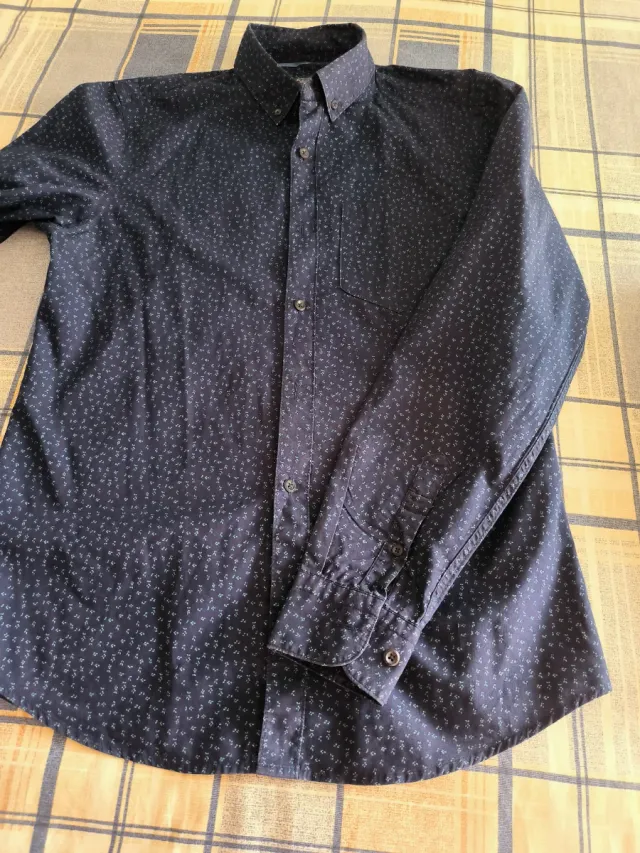 Camisa azul marino estampada