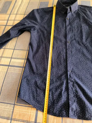 Camisa azul marino estampada