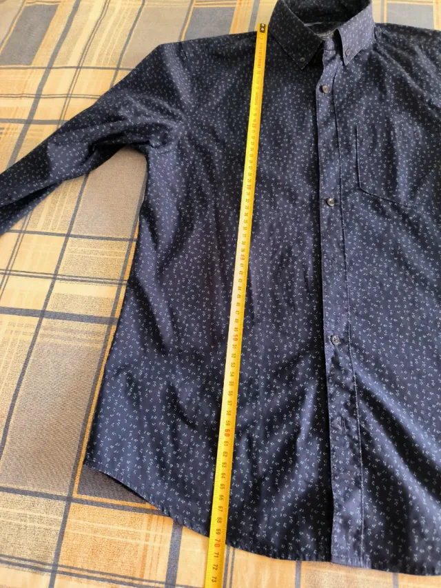 Camisa azul marino estampada