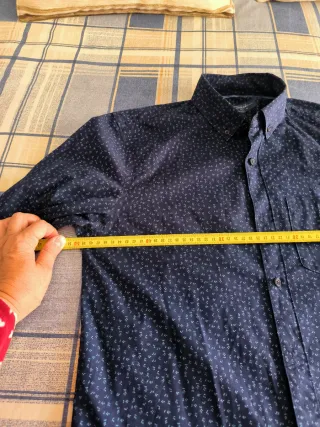 Camisa azul marino estampada