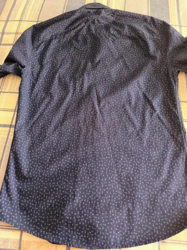 Camisa azul marino estampada