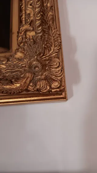 Dipinto con cornice dorata e rossa