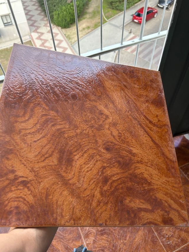 Baldosas marrones efecto madera