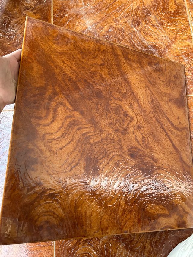 Baldosas marrones efecto madera