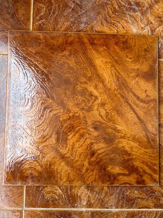 Baldosas marrones efecto madera