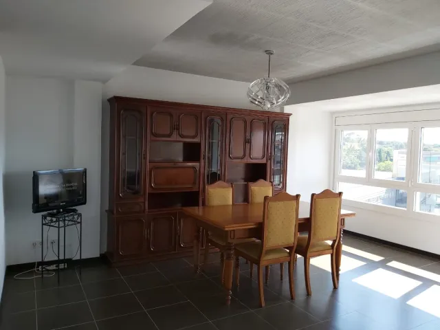 ¡¡¡Urge: Regalo mueble y mesa con sillas!!!