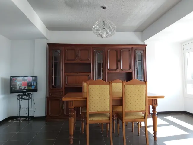 ¡¡¡Urge: Regalo mueble y mesa con sillas!!!