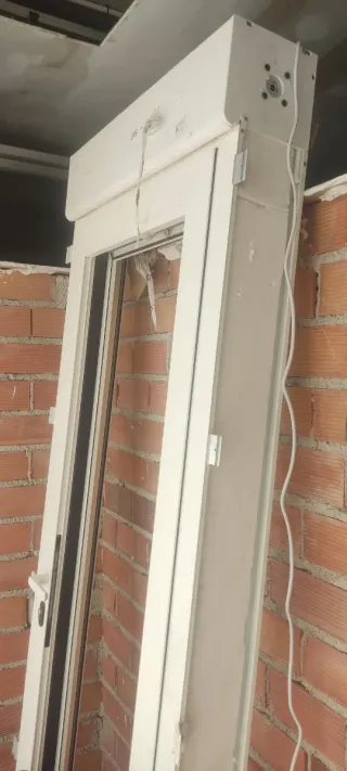 Puerta aluminio con persiana