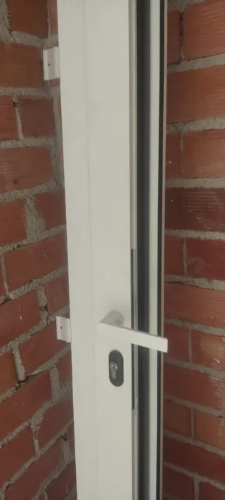 Puerta aluminio con persiana