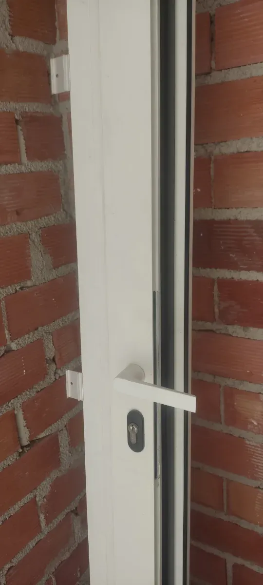 Puerta aluminio con persiana