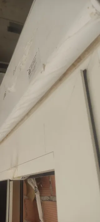 Puerta aluminio con persiana