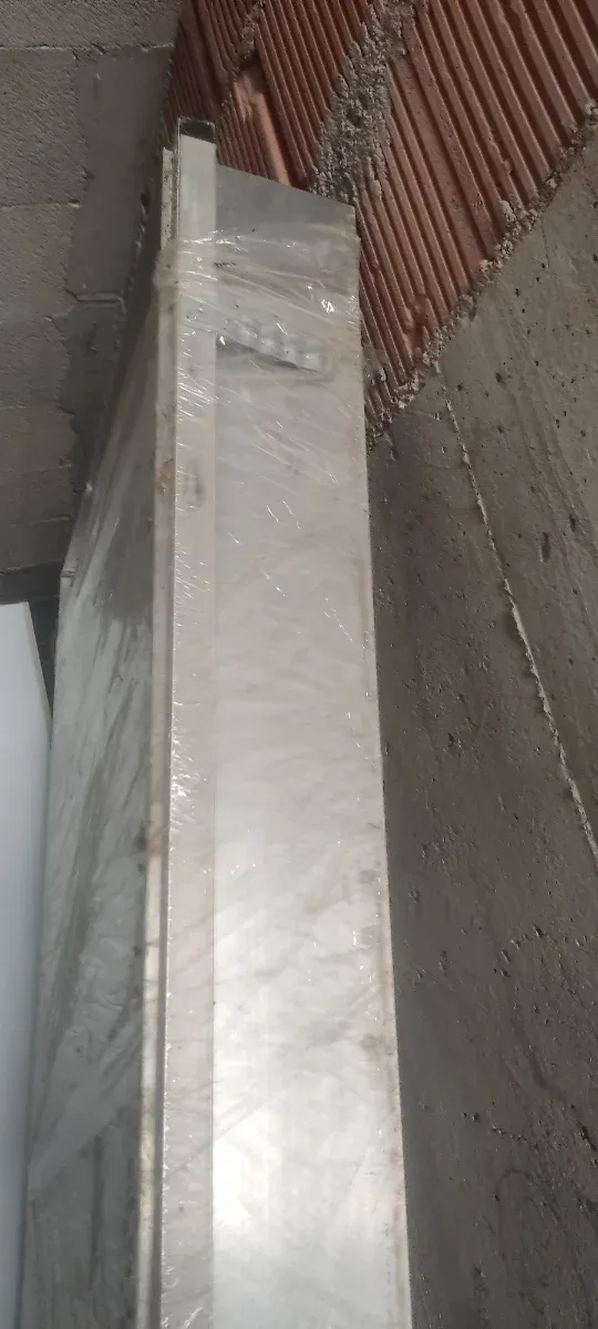 Puerta aluminio con persiana