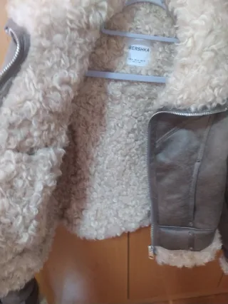Cazadora Bershka efecto ante con borreguito
