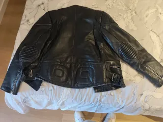 Cazadora de cuero antigua rockera o para moto.