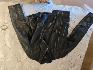 Cazadora de cuero antigua rockera o para moto.