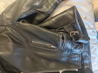 Cazadora de cuero antigua rockera o para moto.