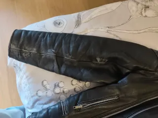 Cazadora de cuero antigua rockera o para moto.